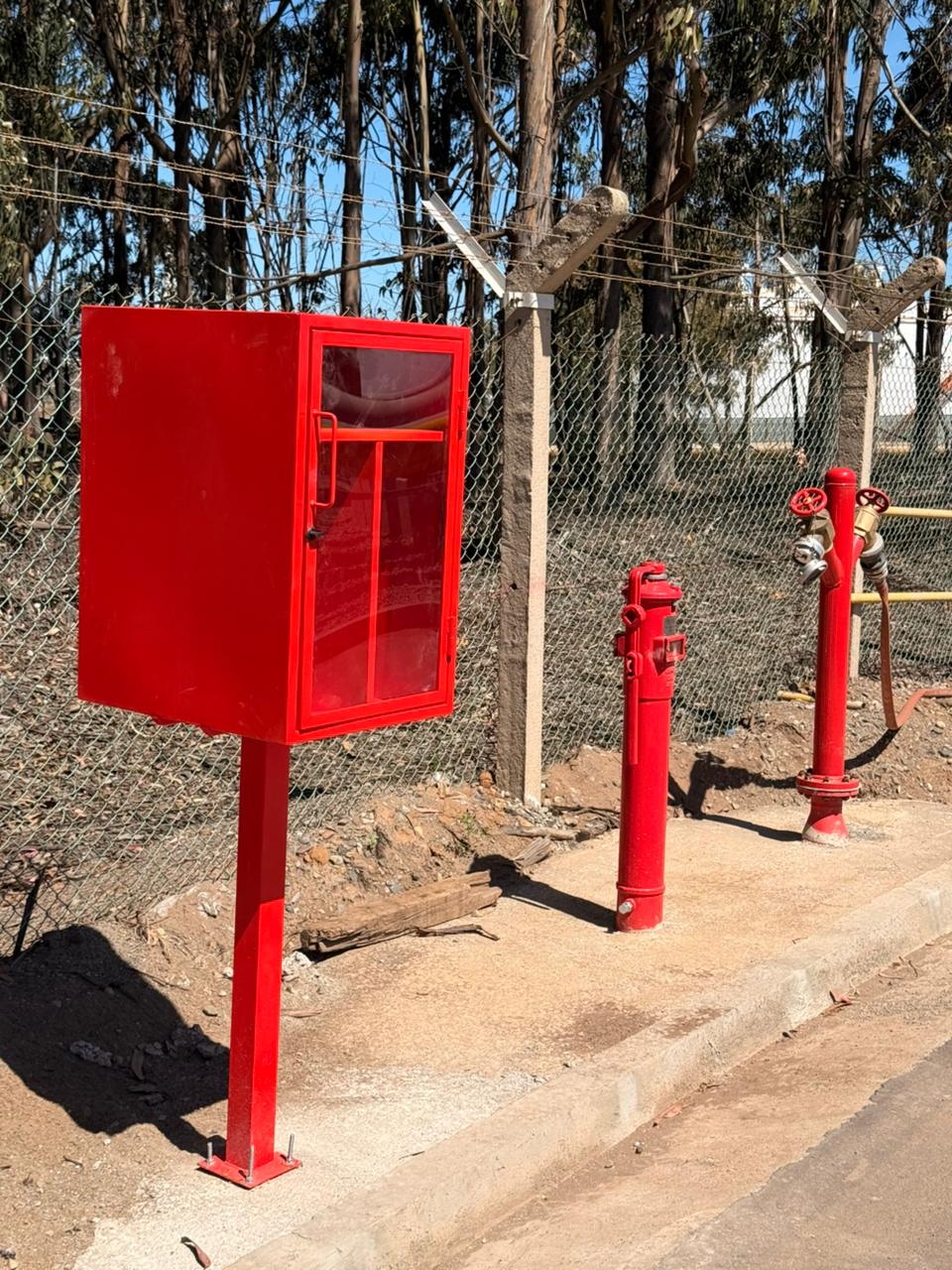 Gabinete metálico de seguridad con pedestal - Imagen 2