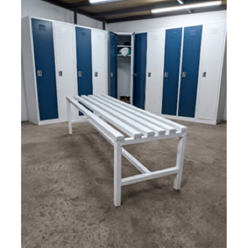 Banca metálica para camarín instalada en vestidor industrial