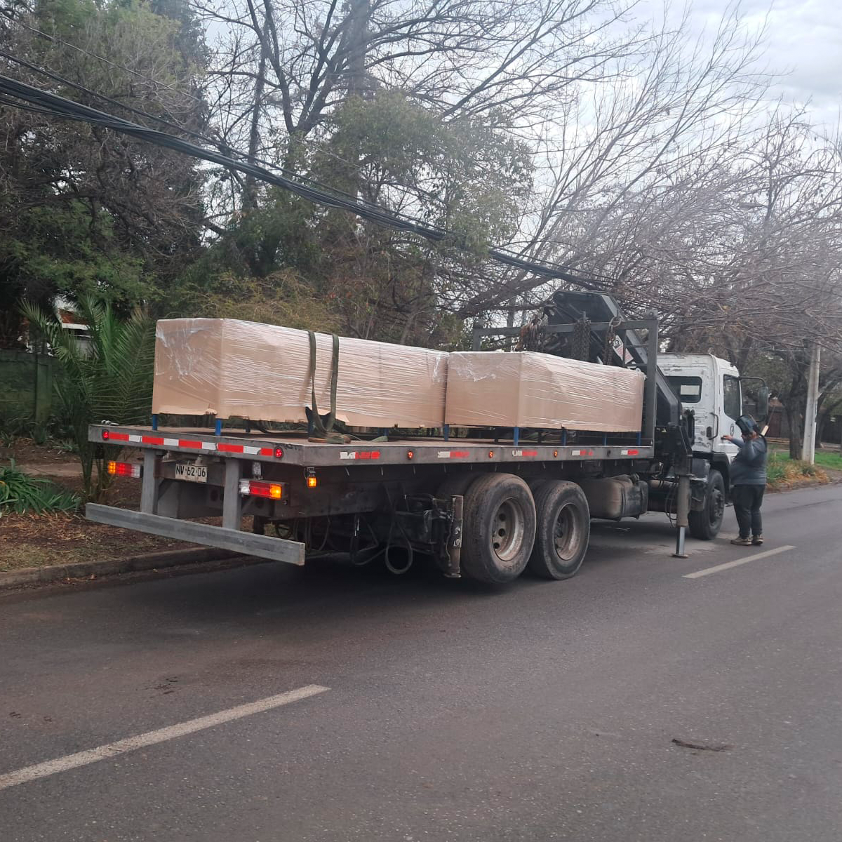 Mesón de trabajo industrial con cajonera y gabinetes - Imagen 3